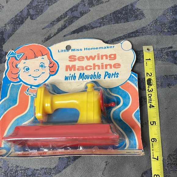 Vintage Little Miss homemaker sewing machine with movable parts, number 149 - Picture 6 of 6